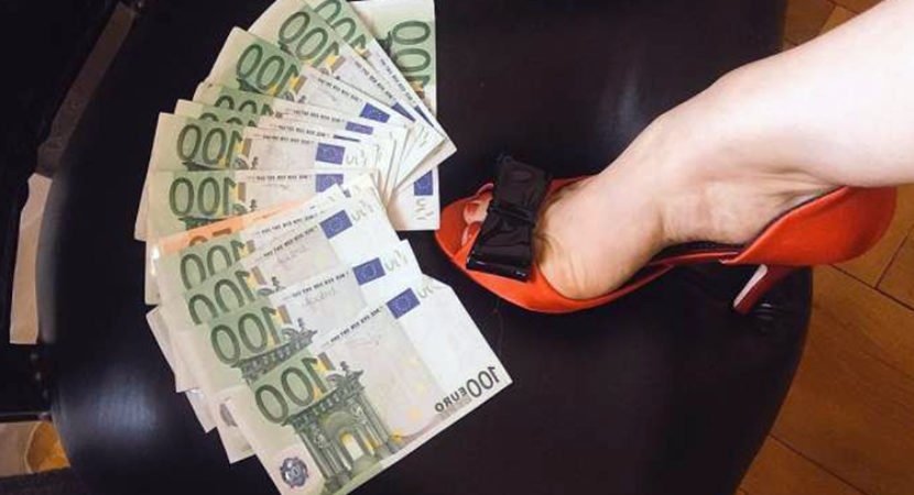 money mistress mostra il denaro incassato da un incontro